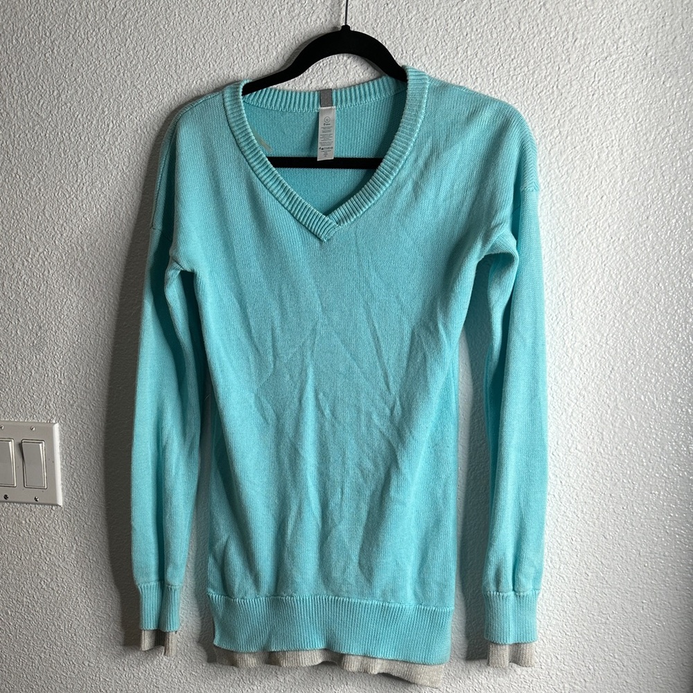 Lululemon lemon ivivva girls Light Blue gray V-Neck Sweater size 12
